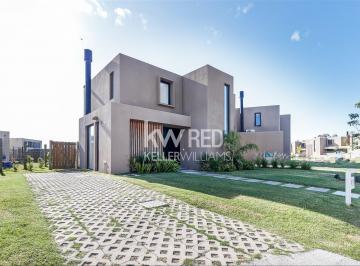 Casa · 151m² · 4 Ambientes · 2 Cocheras · Casa en Alquiler de 3 Dorm. en Canelones Huertas