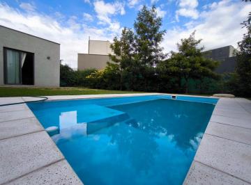 Casa · 135m² · 4 Ambientes · 4 Cocheras · Venta Hermosa Casa Barrio Las Cortaderas II Rodeo
