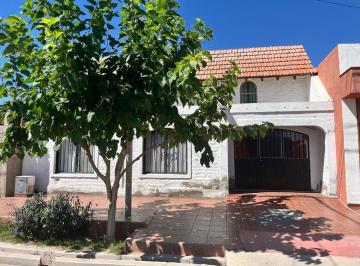Casa · 130m² · 4 Ambientes · 2 Cocheras · Venta Casa Centrica, Palmira, San Martin