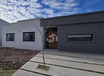 Casa · 150m² · 4 Ambientes · 2 Cocheras · Casa en Venta en Santa Lucia, Pilar del Este, Pilar
