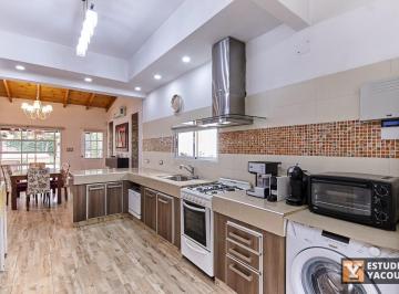 Casa · 235m² · 5 Ambientes · 1 Cochera · Casa en Venta - 4 Dorm. 3 Baños - Cochera - 450 m² - Avellaneda