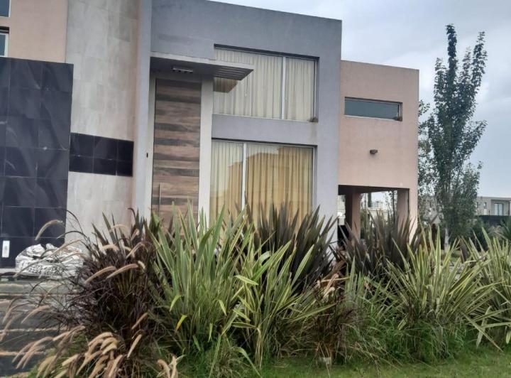 Casa · 360m² · 7 Ambientes · 2 Cocheras