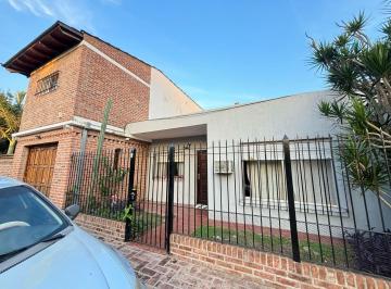Casa · 130m² · 6 Ambientes · 2 Cocheras · Casa en Temperley Oeste