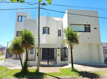 Casa · 143m² · 10 Ambientes · 1 Cochera · Venta de PH en Urbanización Bosh, Neuquén