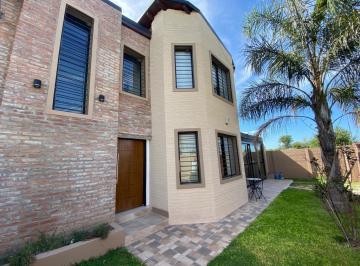 Casa · 220m² · 7 Ambientes · 2 Cocheras · Casa en Venta de 3 Dorm. en Roldan - Acequias del Aire