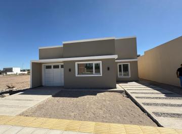 Casa · 93m² · 4 Ambientes · 1 Cochera · Venta de Casa en B° Confluencia, Plottier
