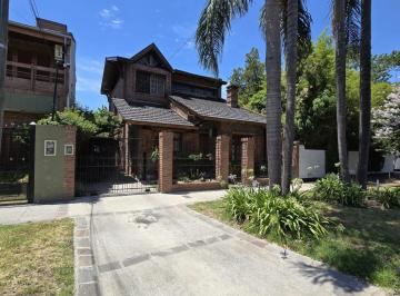 Casa · 233m² · 6 Ambientes · 3 Cocheras · Casa Venta 5 Habitaciones Apto Credito Bancario Ituzaingo