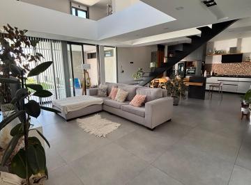 Casa de 4 ambientes, Cipolletti · Casa en Barrio Los Plátanos