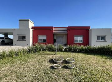Casa · 195m² · 7 Ambientes · 2 Cocheras · Casa en Alquiler en Campos de Roca II