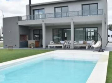 Casa · 185m² · 4 Ambientes · Casa en Venta - 3 Dorm. 3 Baños - 800 m² - Canning