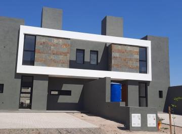 Casa · 110m² · 3 Ambientes · 2 Cocheras · Venta Duplex Solares de Manantiales 2 Dorm.