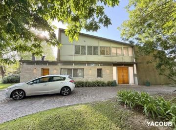 Casa · 385m² · 6 Ambientes · 4 Cocheras · Casa en Venta - 4 Dorm. 4 Baños - 1.400 m² - La Plata - Gran Bell.