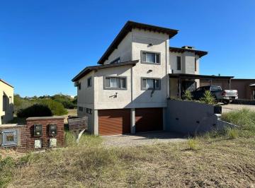 Casa · 350m² · 5 Ambientes · 2 Cocheras · Casa en Venta - 4 Dorm. 3 Baños - Cochera - 350 m² - Costa Esmeralda