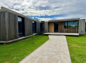Casa · 250m² · 5 Ambientes · Casa en Venta - 4 Dorm. 3 Baños - 1.400 m² - Pinamar