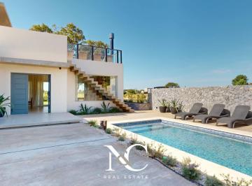 Casa · 160m² · 5 Ambientes · Casa en Venta en Costa Esmeralda con Fondo a Cancha de Polo