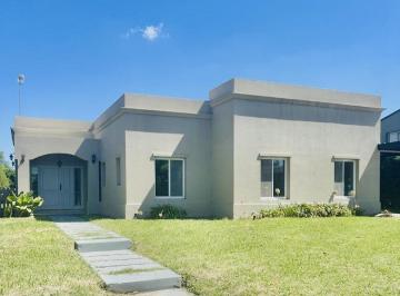 Casa · 235m² · 3 Dormitorios · 2 Cocheras · Casa en Estancia Smithfield