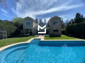 Casa · 250m² · 5 Ambientes · 2 Cocheras · Chalet Moderno en Barrio Altos del Sol