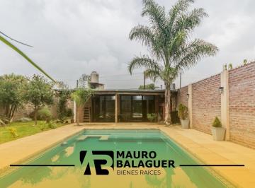 Casa · 70m² · 3 Ambientes · 3 Cocheras · Casa de 2 Dorm. con Piscina en Venta en Ciudad Evita