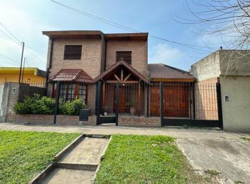 Casa · 170m² · 4 Ambientes · 1 Cochera · Venta de Excelente Chalet de 2 Plantas en Merlo