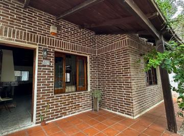Casa · 71m² · 3 Ambientes · 1 Cochera · Cómoda Casa con Acceso Desde 2 Calles Paralelas.