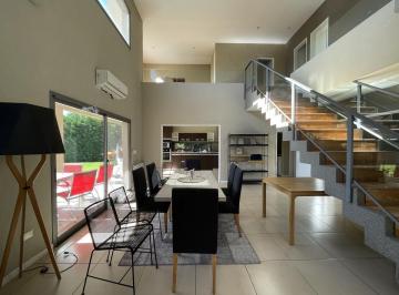Casa · 300m² · 5 Ambientes · 2 Cocheras · Casa Venta, La Lomada, Moderna Lote Central