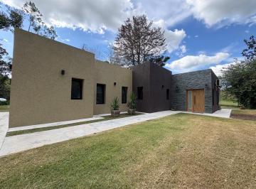 Casa · 136m² · 4 Ambientes · 2 Cocheras · Casa en Venta en Campana