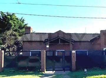 Casa · 220m² · 6 Ambientes · 3 Cocheras · Casa en Venta - 4 Ambientes - Gorina - La Plata