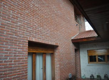 Casa · 220m² · 5 Ambientes · Excelente Chalet de Categoria con Gran Quincho Independiente