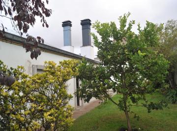 Casa · 220m² · 5 Ambientes · Excelente Chalet de Categoria con Gran Quincho Independiente