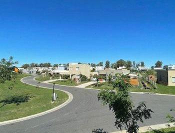 Casa de 5 ambientes, Pilar · (Bo. Priv. Santa Elena, Pilar del Este) Casa en Venta 5 Amb 4 Dorm. 3 Baños.