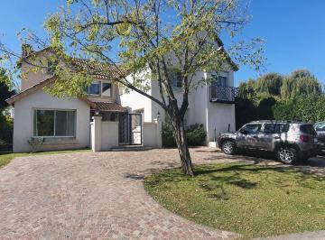 Casa · 274m² · 10 Ambientes · 2 Cocheras · Casa en Venta en Santa María de Los Olivos, Pilar, G. B. a. Zona Norte