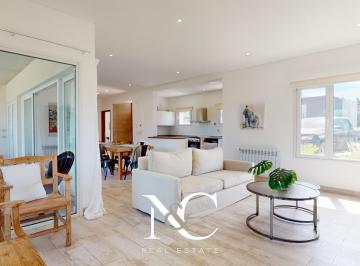 Casa · 160m² · 4 Ambientes · Casa en Venta en Costa Esmeralda con Piscina y Gas Natural