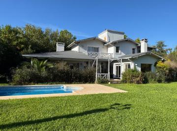 Casa · 240m² · 4 Ambientes · 5 Cocheras · Casa en Venta Campos de Alvarez