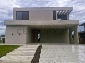 Casa · 339m² · 7 Ambientes · 2 Cocheras · Venta Casa 7 Ambientes Vista a La Laguna Central en Puentes Nordelta en Construcción