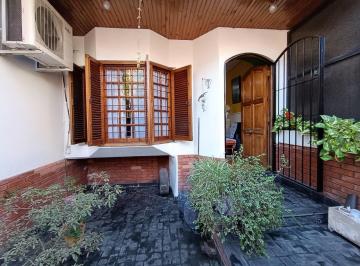 Casa · 78m² · 3 Ambientes · 1 Cochera · Casa 3 Ambientes Venta Flores con Cochera