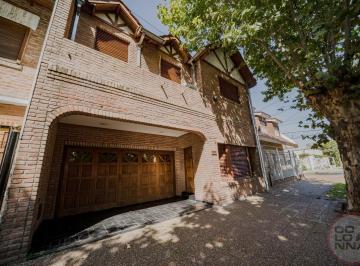 Casa · 274m² · 7 Ambientes · 2 Cocheras · Casa de 7 Ambientes en Venta, Caseros, Partido de Tres de Febrero, Provincia de Buenos Aires.
