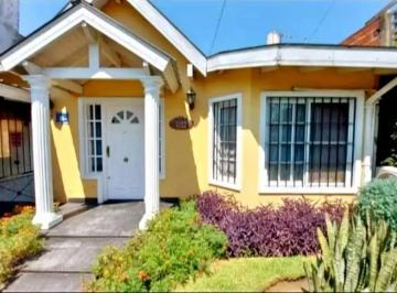 Casa · 62m² · 4 Ambientes · 1 Cochera · Casa en Venta - 3 Dorm. 2 Baños - 62 m² - Morón