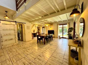Casa · 225m² · 5 Ambientes · 3 Cocheras · Oportunidad en Venta - Casa en 1 Lote - Miraflores Country Club