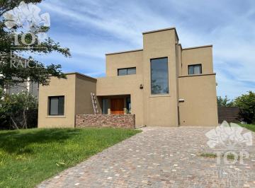 Casa · 194m² · 4 Ambientes · Casa en El Canton Al Agua