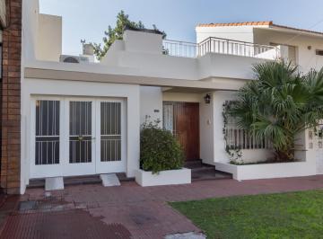 Casa · 118m² · 4 Ambientes · 1 Cochera · Venta Casa 2 Dorm. con Patio y Cochera. Alberdi, Rosario.