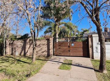 Casa · 80m² · 2 Dormitorios · 3 Cocheras · Casa en Alquiler Permanente 2 Dorm. con Gran Parque y Pileta - Parada 18 - Funes