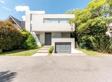 Casa · 450m² · 7 Ambientes · 1 Cochera · Sensacional Casa de Diseño Racionalista en El Barrio Rey Moro, La Horqueta, San Isidro.