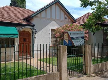Casa · 5 Ambientes · 1 Cochera · Chalet Sobre Dos Lotes a 1/2 Cuadra de Av Hipolito Yrigoyen!