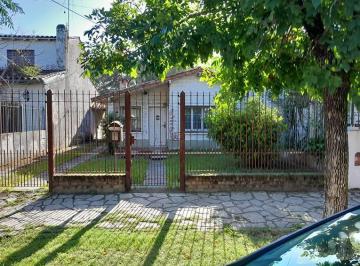 Casa · 132m² · 4 Ambientes · 1 Cochera · En Una Ubicación Privilegiada - Para Reciclar!