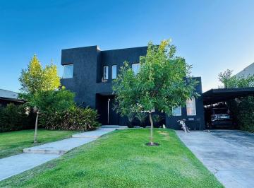 Casa · 240m² · 7 Ambientes · 3 Cocheras · Casa en Alquiler en San Rafael, Villanueva, Tigre