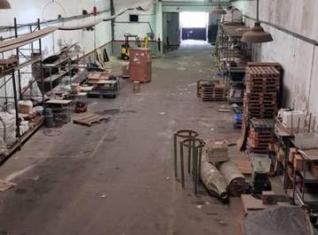 Terreno · 990m² · Deposito Barracas - 900 m² (Oficina, Local a La Calle, Baños, Vestuario)