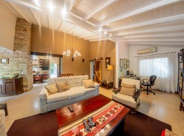 Casa · 280m² · 6 Ambientes · 4 Cocheras · Casa Quinta en Venta 6 Ambientes en Benavidez Escobar