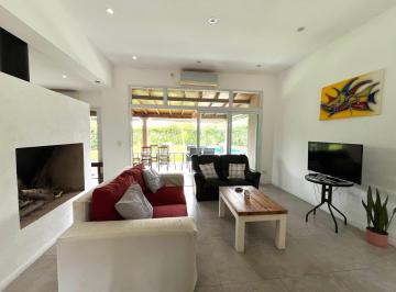 Casa · 170m² · 5 Ambientes · 2 Cocheras · Casa en Alquiler con Muebles Sobre Lote Interno con Pileta