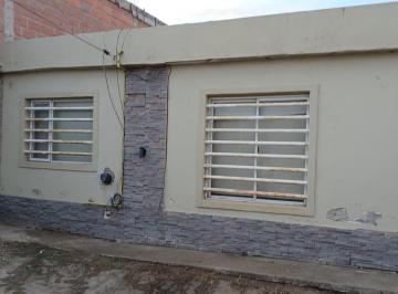 Casa de 4 ambientes, Comodoro Rivadavia · Casa en Av Rivadavia - Excelente Ubicación
