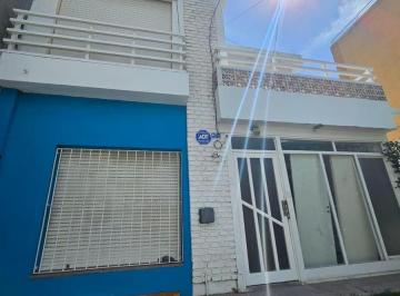 Casa · 280m² · 9 Ambientes · 7 Cocheras · Alquiler de Casa Más 2 Dptos - en El Centro de Neuquen - con Gran Cochera
